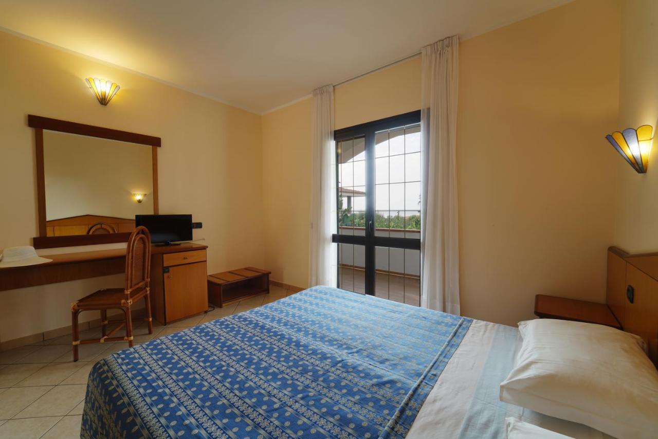 Villaggio Torre Ruffa Robinson Capo Vaticano Bilik gambar